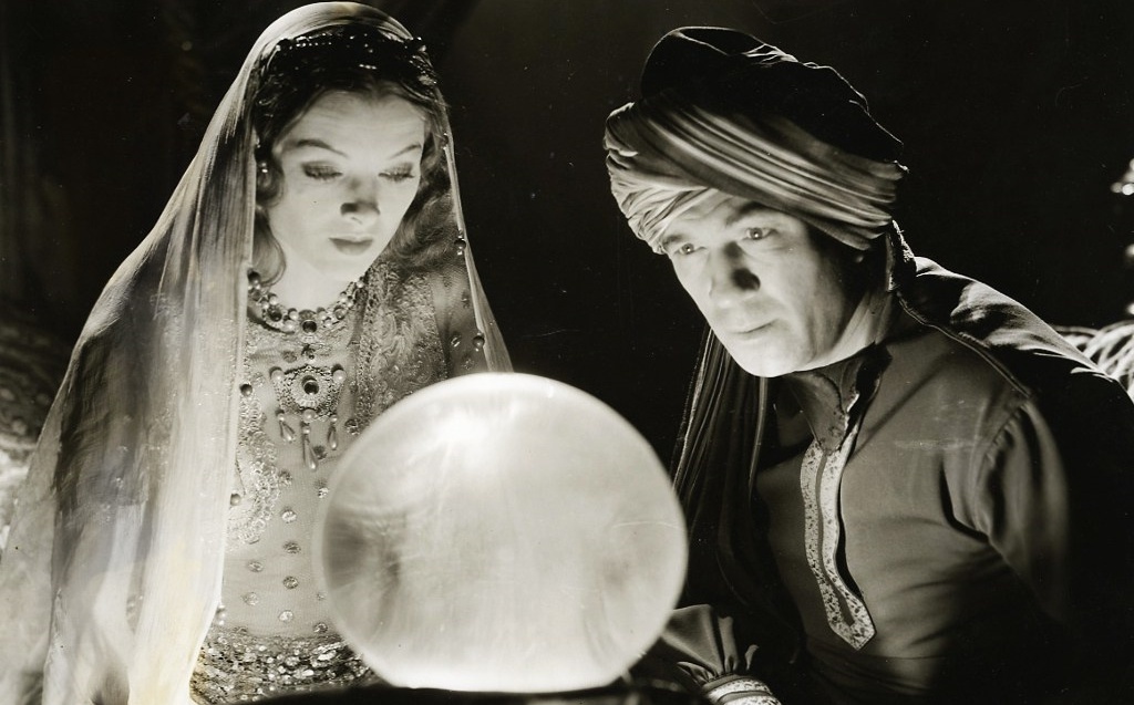 Fortune_teller-706989-edited.jpg Fortune_teller-706989-edited.jpg