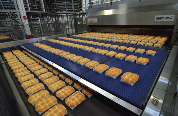 King’s Hawaiian bread on a food manufacturing line monitored by smart sensors and FactoryTalk.